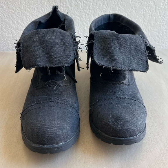 K9, 9M, Womens Black boots. - Picture 2 of 7